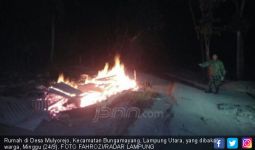 Main Hakim Sendiri, Dua Rumah Warga di Lampung Dibakar Massa - JPNN.com