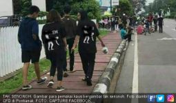 Pakai Kaus Adegan Dewasa, 4 Remaja Keluyuran di Depan Masjid - JPNN.com
