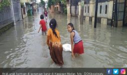 Sungai Meluap, Empat Wilayah di Medan Dilanda Banjir - JPNN.com