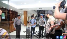 Petugas KPK Datang, Seluruh Pegawai Dilarang Keluar Ruangan - JPNN.com