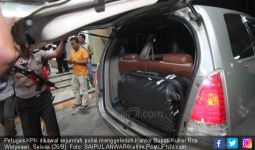 Petugas KPK Masuk ke Kantor Rita Widyasari, Dikira Tukang AC - JPNN.com