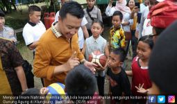Menpora Bagi Bola ke Anak-Anak Pengungsi Erupsi Gunung Agung - JPNN.com