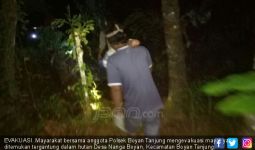 Mayat Tergantung di Hutan Bikin Gempar - JPNN.com