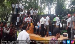 Ratusan Sopir Truk Korban Pungli Demo di Gedung DPRD Sumut - JPNN.com