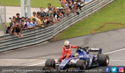Sebastian Vettel Numpang Mobil Lawan ke Pitlane GP Malaysia - JPNN.com