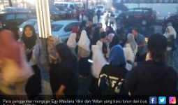 Turun dari Bus, Egy Maulana dan Witan Dikejar Penggemar - JPNN.com