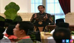 Jokowi Dengarkan Pemaparan Pembangunan Bandara Trunojoyo - JPNN.com