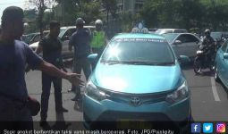 Unjuk Rasa, Sopir Angkot Paksa Taksi Turunkan Penumpang - JPNN.com