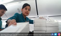 Garuda Indonesia Delay, Pramugari Bagi-Bagi Snack - JPNN.com