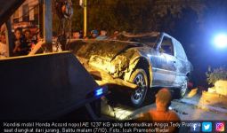 Angga Banting Setir, Mobil Terjun ke Jurang, Remuk - JPNN.com