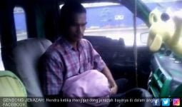 Bapak Ini Bawa Pulang Jenazah Bayinya dengan Naik Angkot - JPNN.com