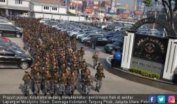 Ratusan Prajurit Kolinlamil Lari Bersenjata Mengitari Markas - JPNN.com
