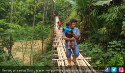 Warga 2 Desa Iuran Bangun Jembatan Bambu, Duuuuh - JPNN.com