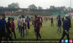 Ricuh Usai Persita vs PSMS, Perang Batu, Suporter Terluka - JPNN.com