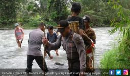 Kapolsek Gendong Warga Sakit, Jalan Kaki 5 KM Lewati Hutan - JPNN.com