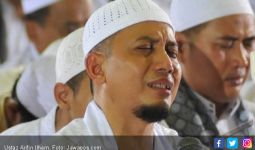 Cium Kening Ustaz Arifin Ilham, Air Mata Sahabat Meleleh - JPNN.com