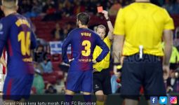 Barcelona vs Olympiakos: Pique Akhirnya Rasakan Kartu Merah - JPNN.com