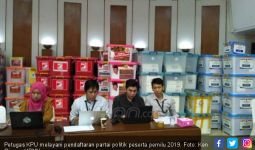 Petugas KPU Letih, Rebahkan Kepala Sejenak di Atas Meja - JPNN.com