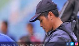 Kecewa Pada Wasit, Pelatih Arema FC Banting Botol Air - JPNN.com