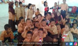Meja Kursi Disita, Para Murid SD Ini Belajar di Lantai - JPNN.com