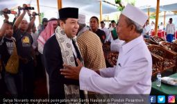 Bersarung, Novanto Hadiri Peringatan Hari Santri Nasional - JPNN.com