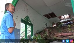 Masjid Nyaris Ambruk Dihantam Longsor - JPNN.com