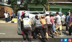 Menyetir sambil Pangku Anak, Mobil Terguling - JPNN.com