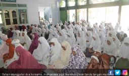 Kampus Terancam Ditutup, Mahasiswa Doa Bersama di Makam - JPNN.com