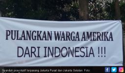 Beredar Spanduk Pulangkan Warga Amerika dari Indonesia - JPNN.com