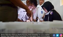 Ratusan Pejabat Provinsi Jambi Dipaksa Kencing - JPNN.com