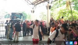 Skuat Persija Disambut Ribuan Suporter di Pintu Utama - JPNN.com