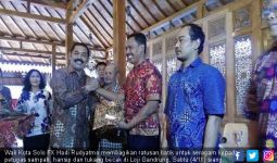 Jokowi Mantu, Wako Solo Bagi-bagi Seragam Batik - JPNN.com