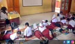 Tidak Ada Bangku, Ratusan Siswa Belajar sambil Lesehan - JPNN.com