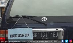 Hahaa..Tulisan di Belakang Mobil Ini Bikin Heboh - JPNN.com