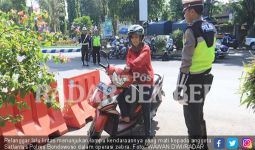 Ogah Ditilang, Ibu Ini Minta Polisi Salahkan Pabrik Motornya - JPNN.com