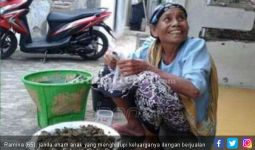 Janda Miskin Ogah Mengemis, Wakafkan Tanah untuk Musala - JPNN.com