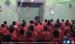 Konsolidasi di Lamongan, Azwar Anas Salat Bareng Kader PDIP - JPNN.com