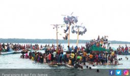 Panjat Pinang di Laut Hebohkan Festival Wakatobi Wave 2017 - JPNN.com