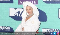 Gaun Mandi Rita Ora Hebohkan MTV EMAs 2017 - JPNN.com