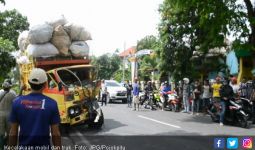 Mobil Camat Tabrak Truk Barang Bekas - JPNN.com