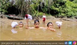 Demi Menuntut Ilmu, Para Murid SD Ini Berenang di Sungai - JPNN.com