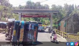 Bus Angkut Anak SMA Cibarusah Terguling, Sopir Kabur - JPNN.com