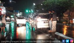 Belasan Mobil Nyangkut di Separator Margonda Depok - JPNN.com