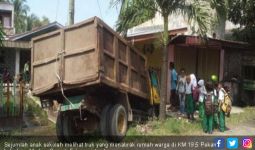 Diduga Teler, Sopir Truk Sampah Tabrak Rumah Warga, Alamak… - JPNN.com