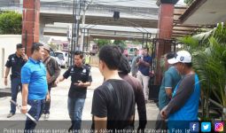 Diduga Rebutan Lahan, Preman Bacok-bacokan di Kalimalang - JPNN.com