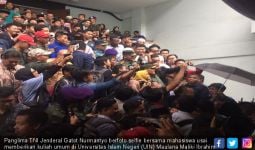 Ribuan Mahasiswa UIN Malang Selfie Bareng Gatot - JPNN.com
