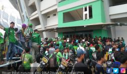 Ribuan Bonek Sempat Tertahan di Pintu Masuk Stadion GBLA - JPNN.com