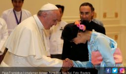 Paus Fransiskus Tak Sebut Rohingya di Hadapan Suu Kyi - JPNN.com