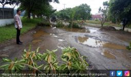 Kesal, Warga Blokir Jalan Mirip Sungai Kering - JPNN.com