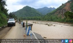 Digerus Banjir, Jalan Raya Pacitan-Ponorogo Tinggal Separo - JPNN.com